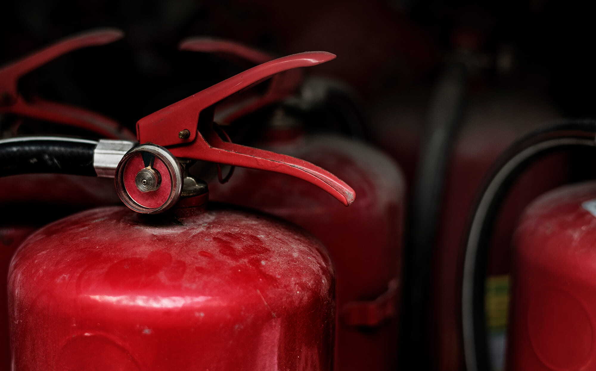 Fire extinguisher for combine harvesters and agricultural machinery