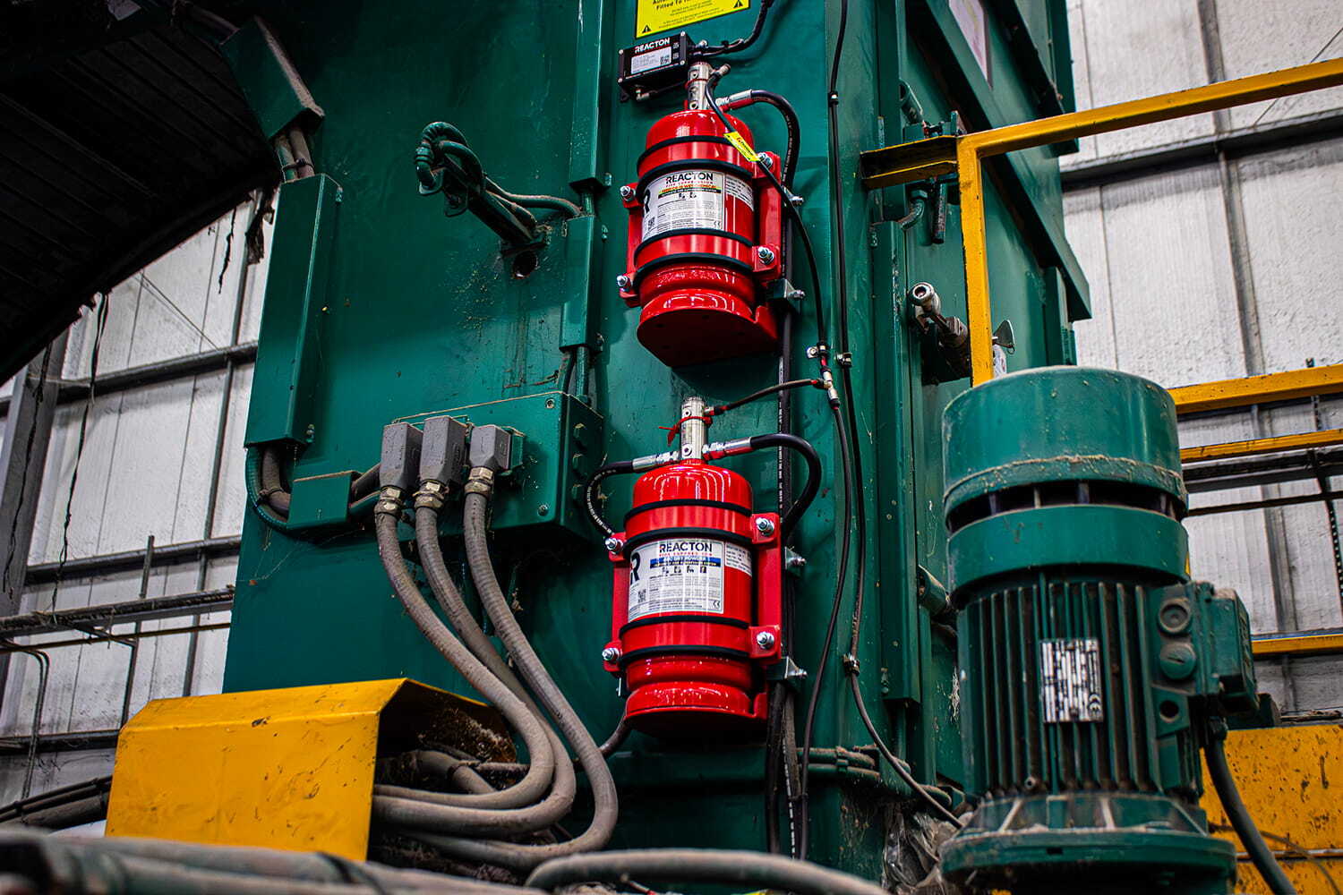 Fire suppression system fitted to the chamber of a static baler