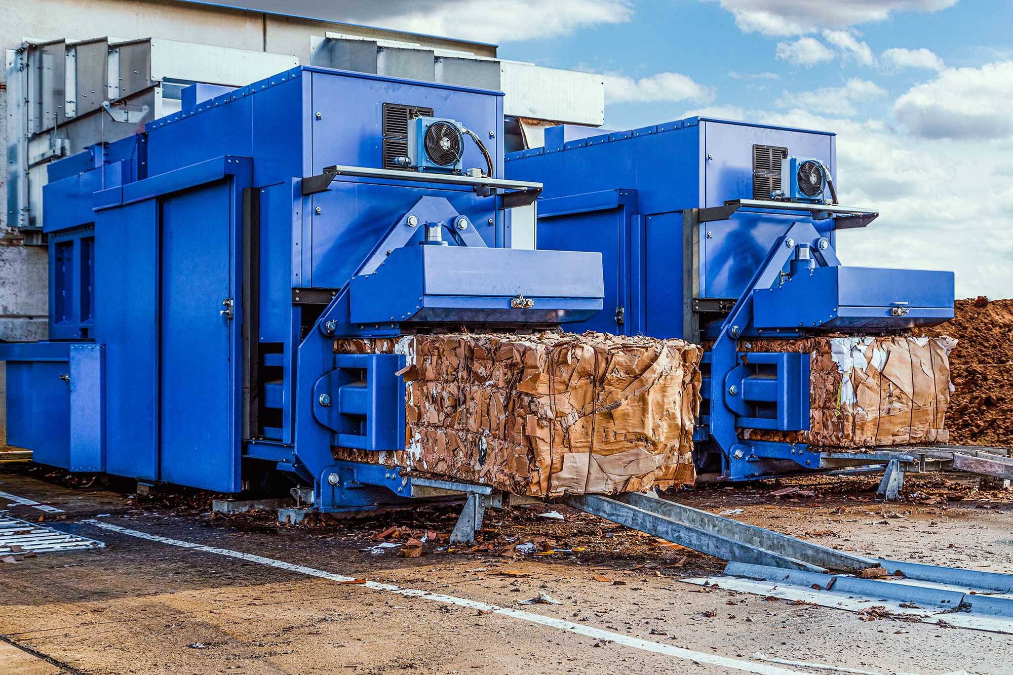 Static baler processing cardboard waste